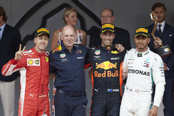 Победитель Даниэль Рикардо, Red Bull Racing, технический директор команды Эдриан Ньюи, второе место – Себастьян Феттель, Ferrari, третье место – Льюис Хэмилтон, Mercedes AMG F1