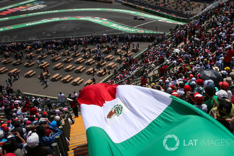 Sergio Pérez, Sahara Force India VJM10 pasa la bandera de México en las tribunas