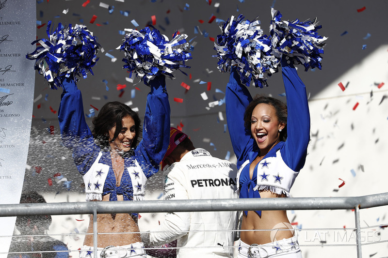 Las cheerleaders de los Dallas Cowboys en el podio