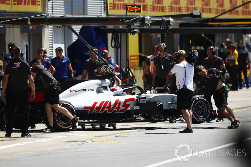 Romain Grosjean, Haas F1 Team, viene spinto nel garage dopo che dalla sua monoposto ha iniziato ad uscire del fumo durante le qualifiche