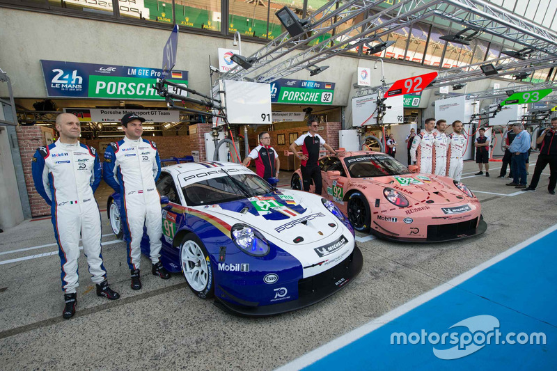 Машини #92 Porsche GT Team Porsche 911 RSR та #91 Porsche GT Team Porsche 911 RSR у спеціальній лівреї