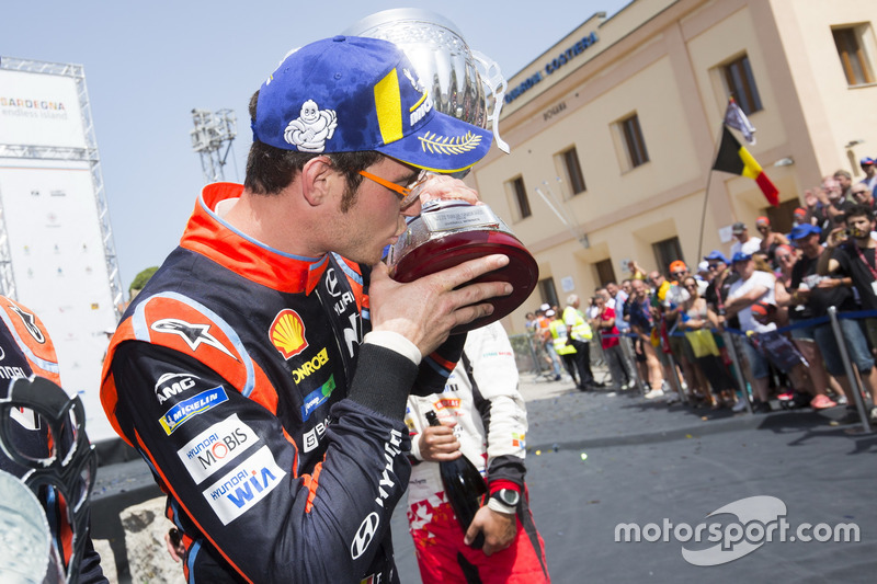 Podium: Winner Thierry Neuville, Hyundai Motorsport