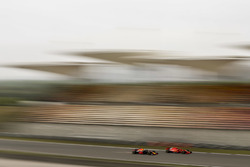 Kimi Raikkonen, Ferrari SF71H, Daniel Ricciardo, Red Bull Racing RB14 Tag Heuer