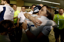 Claire Williams, afgevaardigd teambaas Williams neemt afscheid van Felipe Massa, Williams