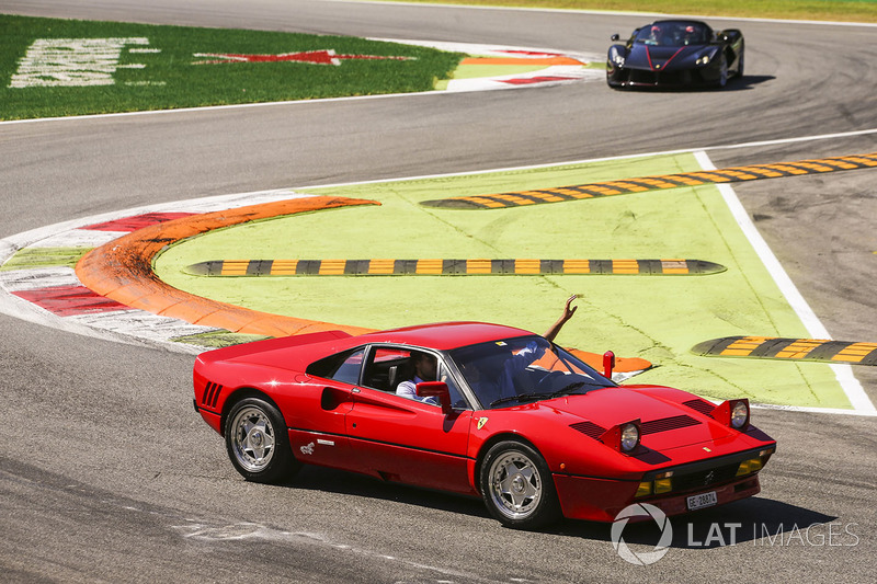 Classic Ferraris in the parade