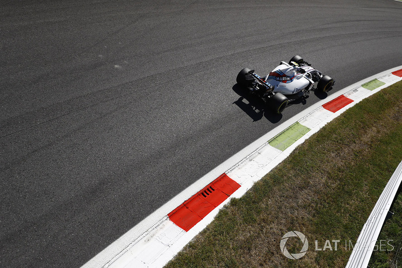 Stroll perdeu a posição para Raikkonen e passou a ficar imediatamente à frente de Massa. Os dois parceiros eram separados por diferença pequena, com o brasileiro frequentemente dentro da zona de DRS.