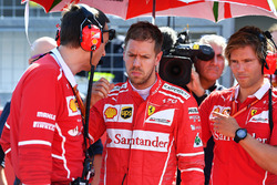Sebastian Vettel, Ferrari, Riccardo Adami, ingegnere di pista Ferrari e Antti Kontsas, trainer