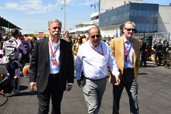 Chase Carey, CEO en voorzitter van de Formula One Group, Luca Colajanni, Formula One Senior Communic