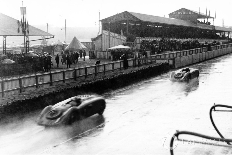 Los ganadores de 1937: Jean-Pierre Wimille, Robert Benoist, Bugatti T57G, y Roger Labric, Pierre Veyron, Bugatti T57G