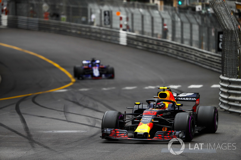 Max Verstappen, Red Bull Racing RB14, precede Brendon Hartley, Toro Rosso STR13