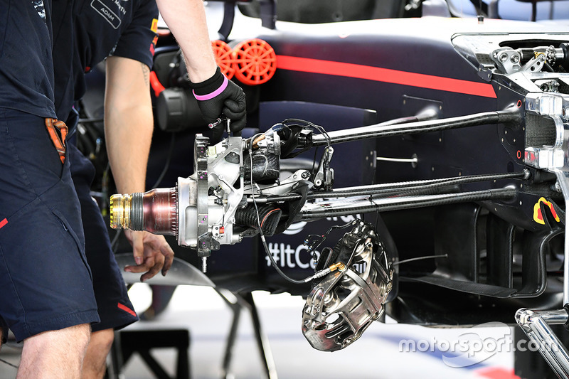 Red Bull Racing RB13 ön fren detay