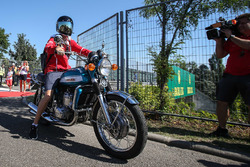 Sebastian Vettel, Ferrari arriva sulla sua Suzuki 750