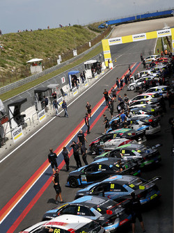 Alle TCR Fahrzeuge in der Boxengasse