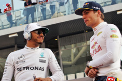 Lewis Hamilton, Mercedes AMG F1 met Max Verstappen, Red Bull Racing op de rijdersparade