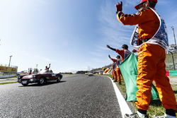Sebastian Vettel, Ferrari, pilotlar geçit töreninde, pist hakemleri de pistte