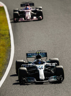 Valtteri Bottas, Mercedes AMG F1 W08, Sergio Perez, Sahara Force India F1 VJM10