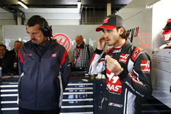 Guenther Steiner, Team Principal, Haas F1 Team, Antonio Giovinazzi, Haas F1 Team