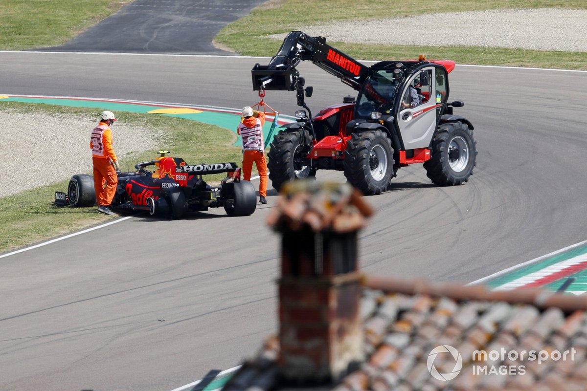 Marshal saat berupaya membawa mobil Sergio Perez, Red Bull Racing RB16B