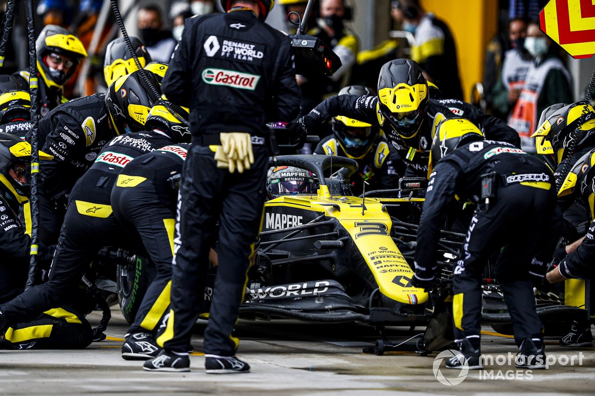 Daniel Ricciardo, Renault F1 Team R.S.20, in the pits