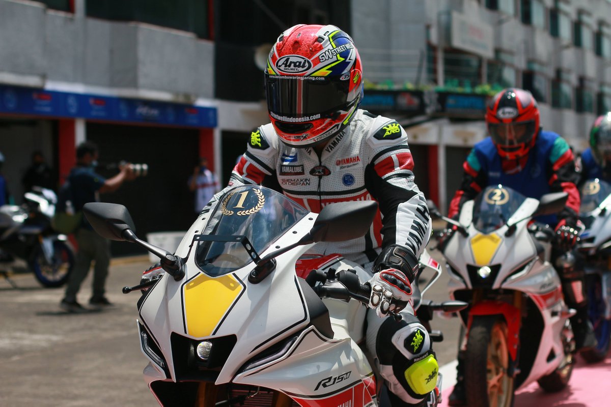 The 1st bLU cRu Experience in Indonesia yang diwujudkan dalam aktivitas test ride All New R15 Connected di Sentul International Circuit