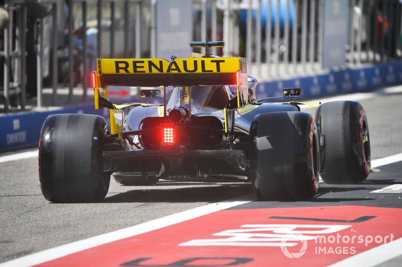 Renault R.S.19 con le pance molto aperte a Sakhir