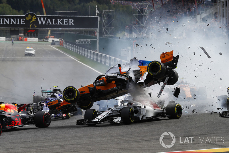 Fernando Alonso, McLaren MCL33, crash met Charles Leclerc, Sauber C37, en Nico Hulkenberg, Renault Sport F1 Team R.S. 18