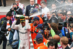 Il vincitore della gara Lewis Hamilton, Mercedes AMG F1 festeggia con lo champagne sul podio