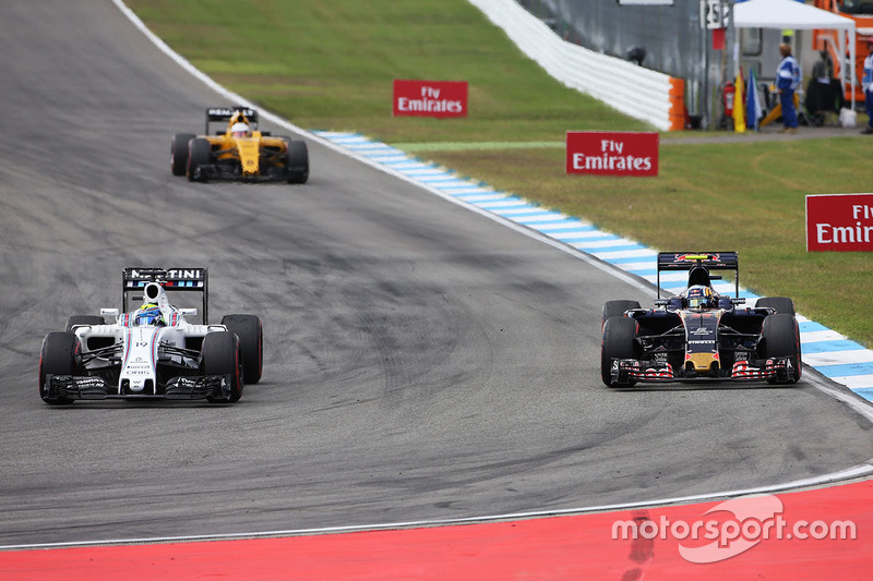 Felipe Massa, Williams FW38 e Carlos Sainz Jr., Scuderia Toro Rosso STR11 lottano per la posizione