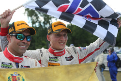 Race winnaars Alex Popow, Renger van der Zande, Starworks Motorsports
