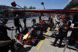 Max Verstappen, Red Bull Racing RB14, stops in his pit area