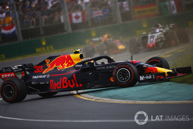 Max Verstappen, Red Bull Racing RB14 Tag Heuer, spin atıyor, Romain Grosjean, Haas F1 Team VF-18 Ferrari