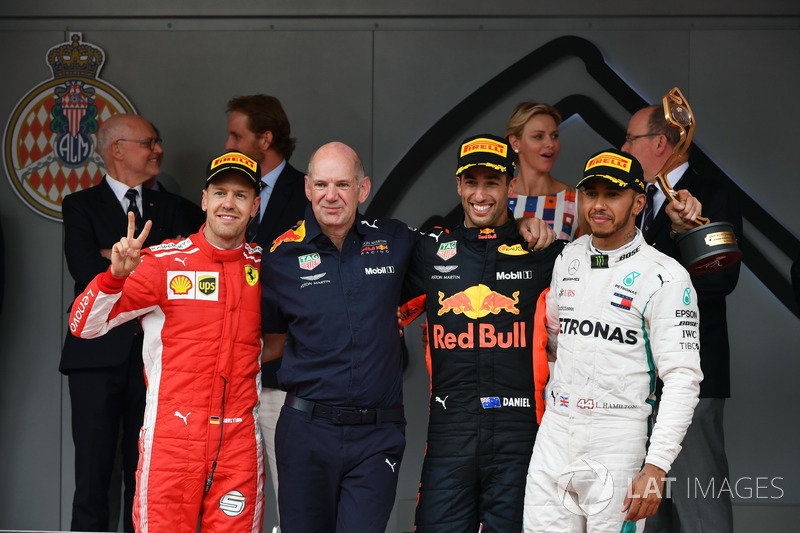 Podio: Segundo puesto Sebastian Vettel, Ferrari, Adrian Newey, Red Bull Racing, ganador de la carrera Daniel Ricciardo, Red Bull Racing, tercer puesto Lewis Hamilton, Mercedes-AMG F1 celebran