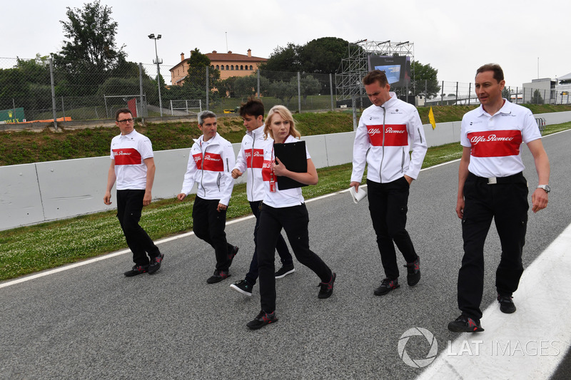 Charles Leclerc, Sauber, cammina lungo il circuito con Xevi Pujolar, capo dell'ingegneria in pista Sauber e Ruth Buscombe, ingegnere della strategia Sauber