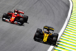 Nico Hulkenberg, Renault Sport F1 Team RS17, Sebastian Vettel, Ferrari SF70H
