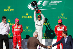Race winner Lewis Hamilton, Mercedes AMG F1 celebrates on the podium with former US President former US President Bill Clinton, the trophy alongside second place Sebastian Vettel, Ferrari, James Allison, Mercedes Technical Director and third place Kimi Raikkonen, Ferrari