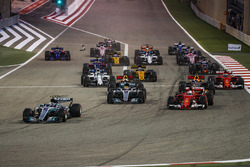 Start: Valtteri Bottas, Mercedes F1 W08, führt
