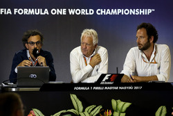Laurent Mekies, Director de seguridad de la FIA, Charlie Whiting, delegado de la FIA y Matteo Boncia
