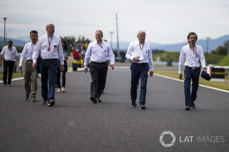 Laurent Mekies, FIA Güvenlik Direktörü ve Charlie Whiting, FIA Delegesi, pist yürüyüşünde