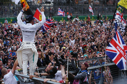 Podyum: Yarış galibi Lewis Hamilton, Mercedes AMG F1