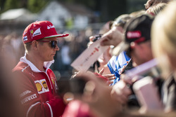 Kimi Raikkonen, Ferrari signs autographs for the fans
