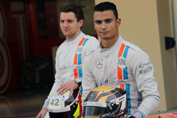 Pascal Wehrlein en Jordan King op teamfoto Manor Racing