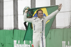 Феліпе Масса, Williams, повертається до боксів із сльозами, тримаючи в руках бразильський прапор піс