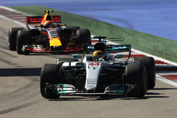 Lewis Hamilton, Mercedes AMG F1 W08; Max Verstappen, Red Bull Racing RB13
