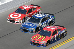 Jamie McMurray, Chip Ganassi Racing Chevrolet; Kyle Larson, Chip Ganassi Racing Chevrolet; Jimmie Jo