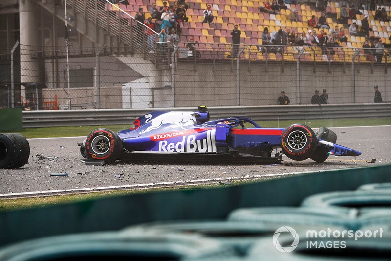 Alexander Albon, Toro Rosso STR14, kecelakaan di tikungan terakhir