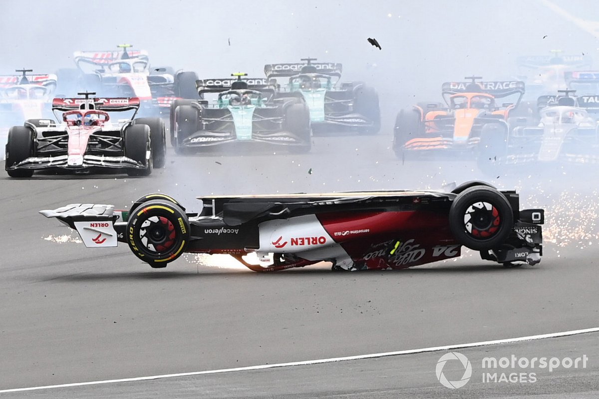 Kecelakaan yang melibatkan Zhou Guanyu, Alfa Romeo C42, di awal balapan GP Inggris 2022