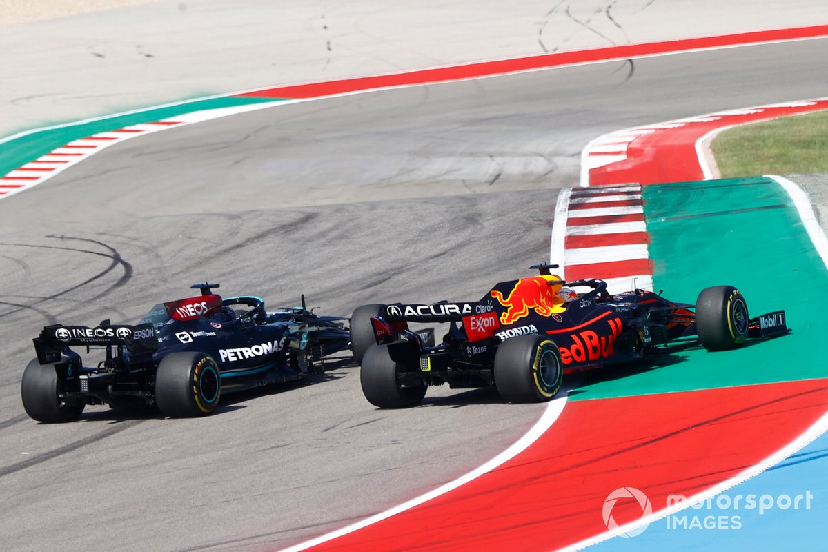 Max Verstappen, Red Bull Racing RB16B, strijdt met Lewis Hamilton, Mercedes W12