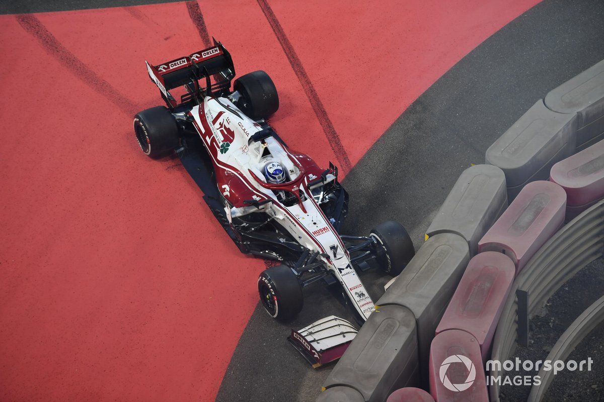 Kimi Raikkonen, Alfa Romeo Racing C41, spins off and clips a barrier