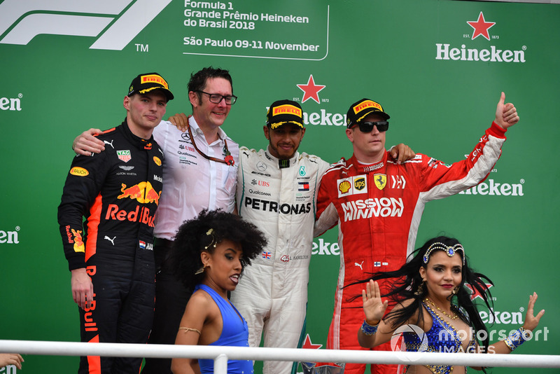 Max Verstappen, Red Bull Racing, Andy Shovlin, Ingeniero Jefe de Mercedes-AMG F1, Lewis Hamilton, Mercedes AMG F1 y Kimi Raikkonen, Ferrari celebran en el podio con las chicas de samba