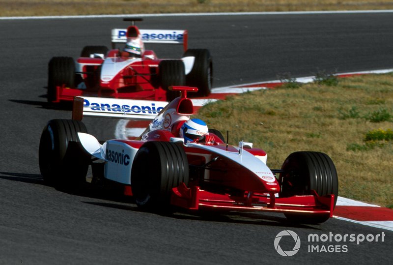 Mika Salo, Toyota TF101, devant son coéquipier Allan McNish, Toyota TF101